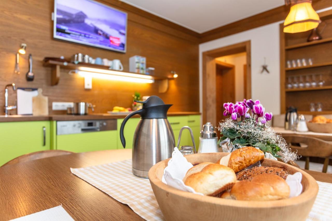 Hoelzl Bed & Breakfast Neukirchen am Grossvenediger Exterior photo