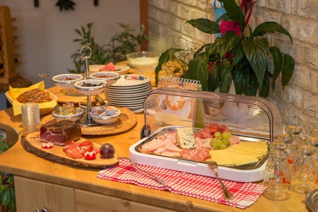 Hoelzl Bed & Breakfast Neukirchen am Grossvenediger Exterior photo